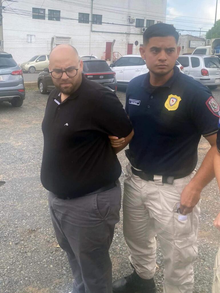 Detención por coima y extorsión de Juan José Augusto Zaldívar Cáceres, jefe de la Clínica Forense del Ministerio Público.
De	cazenave <cazenave@abc.com.py>
Destinatario	foto@abc.com.py
Fecha	06-03-2026 17:34