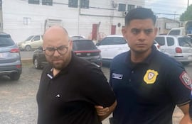 El doctor Juan José Zaldívar (a la izquierda) bajo custodia policial luego de su detención el pasado viernes.
