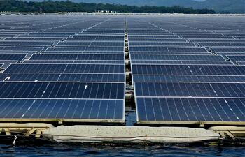 Planta de energia solar fotovoltaica Pembangkitan Jawa Bali Masdar Solar Energy en Cirata Indonesia.