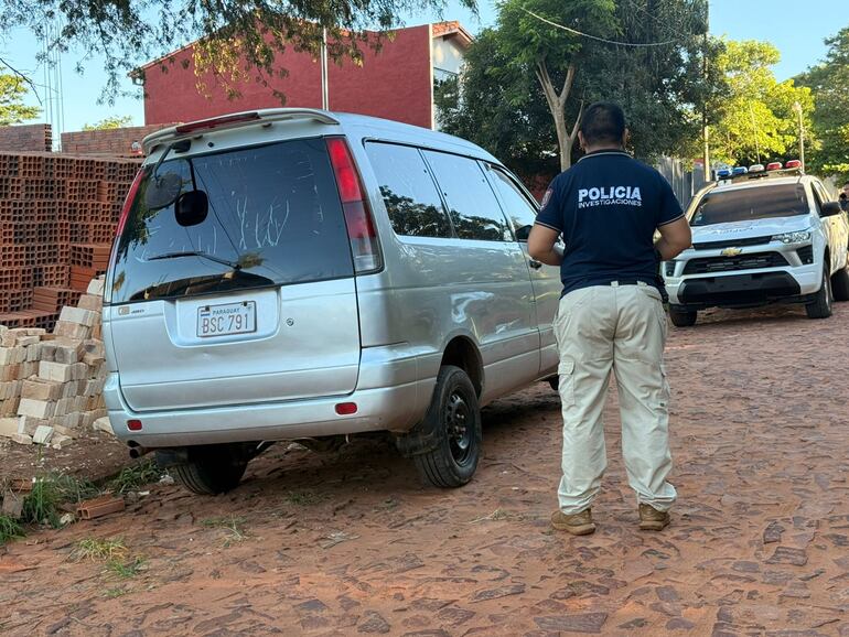 El vehículo que usaron los criminales para escapar de la propiedad atacada fue abandonado. El furgón fue denunciado como robado.