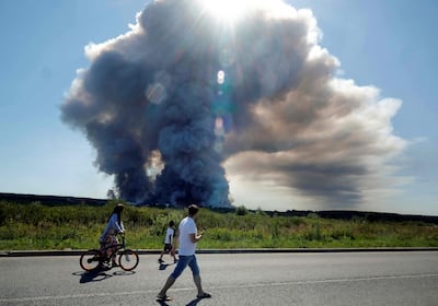 Una columna de humo se eleva del sitio de un ataque ucraniano en las afueras de Moscú, Rusia.