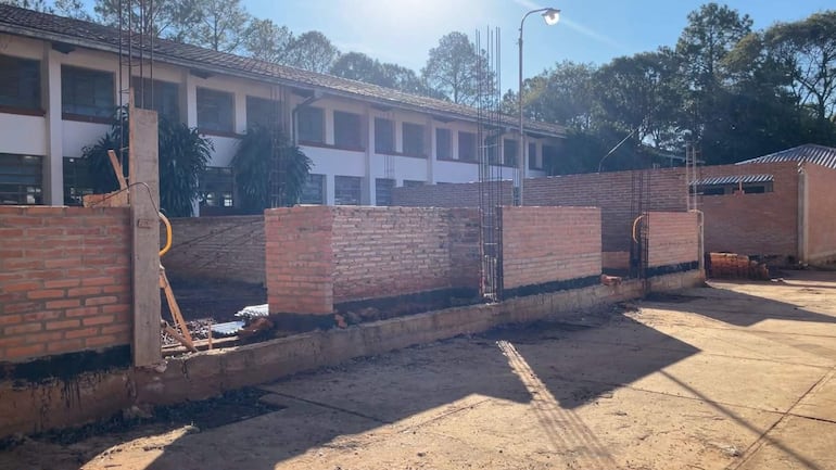 Área de construcción en el CTN de Encarnación con muros de ladrillos y estructuras de metal visibles bajo luz solar.