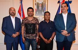 Pierre-Christian Soccoja, embajador de Francia, Avelino Falcón, Teo Servín y Javier Viveros, de la Secretaría de Políticas Lingüísticas.