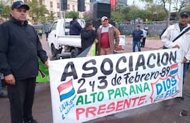 Exsoldados del 89 protestan este martes en el centro de Asunción.