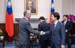El nuevo presidente de Taiwán, William Lai (d) saluda al senador estadounidense en la oficina presidencial en Taipéi.