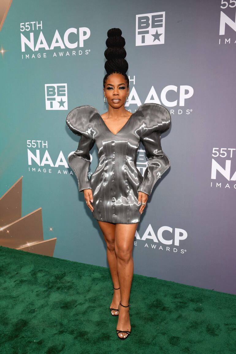 Brandee Evans con un llamativo look en la edición número 55 de los NAACP Image Awards. (Rodin Eckenroth/Getty Images/AFP)
