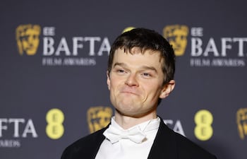 El actor británico Robert Aramayo posa con sus premios a Mejor Actor por 'Lo Juro' y el Premio Estrella Emergente de EE durante los Premios BAFTA de Cine de EE 2026 en el Royal Festival Hall de Londres.