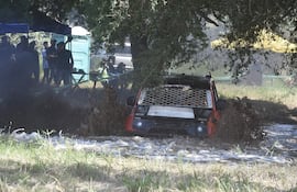 Carlos Rojas e Isidro Flores, con una Mitsubishi Montero, fueron los vencedores este domingo de la primera fecha del Campeonato Nacional Todoterreno 4x4 del Club Cateura, celebrado en el autódromo Rubén Dumot de Capiatá.