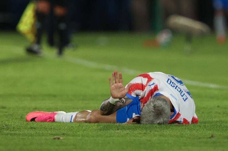 Julio Enciso de Paraguay reacciona en el piso este viernes, en un partido amistoso entre Paraguay y Nicaragua previo a la Copa Mundial de Fútbol 2026 en el estadio Defensores del Chaco en Asunción .
