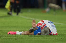Julio Enciso de Paraguay reacciona en el piso este viernes, en un partido amistoso entre Paraguay y Nicaragua previo a la Copa Mundial de Fútbol 2026 en el estadio Defensores del Chaco en Asunción (Paraguay).