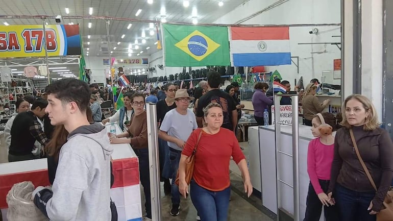Turistas realizan compras en una tienda de Pedro Juan Caballero.