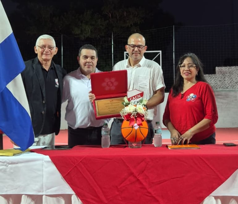 Ígor de Melo exjugador y expresidente de Ciudad, Jorge Martínez actual titular del club, Jorge Gómez Florentín y Lourdes Cuéllar, secretaria del club, haciendo entrega de la plaqueta de reconocimiento al benefactor.