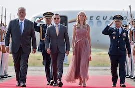 Fotografía distribuida por la Presidencia colombiana del presidente de Ecuador, Daniel Noboa y su esposa, Lavinia Valbonesi.