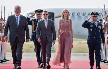 Fotografía distribuida por la Presidencia colombiana del presidente de Ecuador, Daniel Noboa y su esposa, Lavinia Valbonesi.