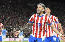 Julio Enciso marcó el penal que dio la victoria 2 a 0 de Paraguay ante Uruguay.