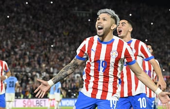 Julio Enciso marcó el penal que dio la victoria 2 a 0 de Paraguay ante Uruguay.