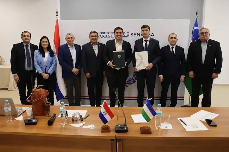Representantes del Senacsa y el Servicio Veterinario de la República de Uzbekistán tras la firma del acuerdo para exportar carne paraguaya a Uzbekistán