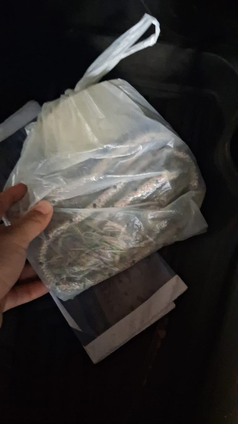 La Policía Nacional también encontró dentro del vehículo una bolsa con piolas, serrucho en miniatura, y bolsas aparentemente para deshacerse del cuerpo luego de consumado el hecho.