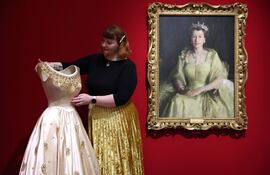 La exposición La reina Isabel II: Su vida con estilo se inauguró en la King's Gallery del Palacio de Buckingham en Londres, Gran Bretaña. (EFE/EPA/NEIL HALL)