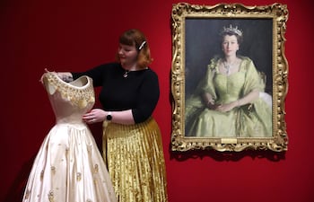 La exposición La reina Isabel II: Su vida con estilo se inauguró en la King's Gallery del Palacio de Buckingham en Londres, Gran Bretaña. (EFE/EPA/NEIL HALL)