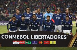 AMDEP7833. EL ALTO (BOLIVIA), 07/03/2024.- Jugadores de Club Nacional posan en un partido de la Copa Libertadores entre Always Ready y Club Nacional este jueves, en el estadio Municipal en El Alto (Bolivia). EFE/ Luis Gandarillas