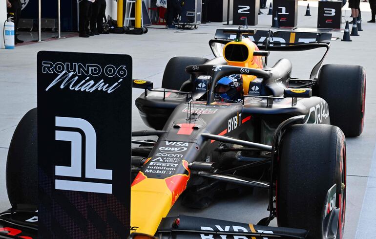 El Red Bull Racing del piloto neerlandés Max Verstappen en la clasificación de la carrera principal del Gran Premio de Miami de la Fórmula 1 en el Autódromo Internacional de Miami, en Miami, Estados Unidos.