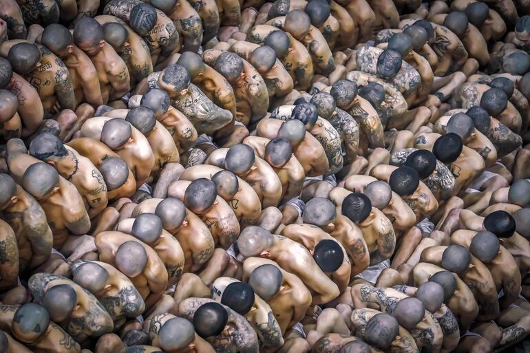 Pandilleros de la MS-13 y Barrio 18 llegan al CECOT, en Tecoluca, en febrero de este año. 