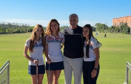 Encuentro de jóvenes golfistas con Gustavo Alfaro, entrenador de la selección nacional.