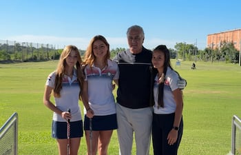 Encuentro de jóvenes golfistas con Gustavo Alfaro, entrenador de la selección nacional.