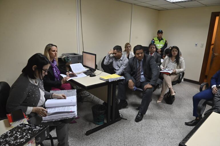 La fiscala Ana Girala y los demás procesados durante la audiencia ante el juez José Delmás.