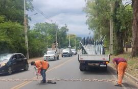 Funcionarios retiran reductores de velocidad.