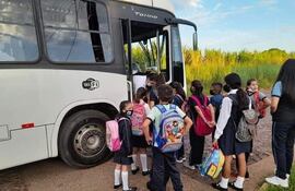 El servicio de transporte escolar gratuito seguirá en Saltos del Guairá, según anunciaron las autoridades municipales