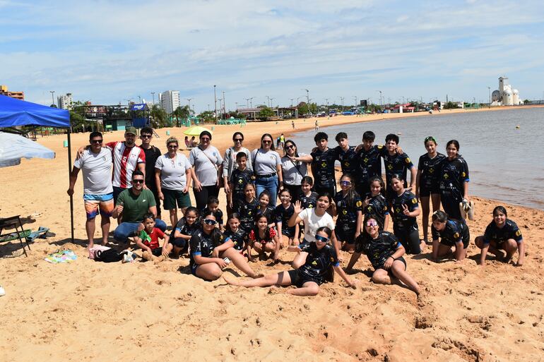 Primeros turistas en disfrutar de la nueva arena de playa San José
