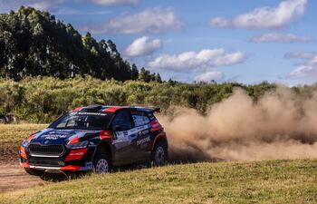 Una postal del Škoda Fabia RS Rally2 de Fau Zaldívar y Marcelo der Ohannesian, durante el desarrollo del evento por los caminos del departamento de Maldonado, en Uruguay.