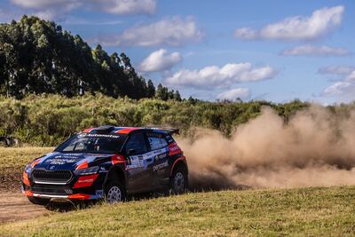 Una postal del Škoda Fabia RS Rally2 de Fau Zaldívar y Marcelo der Ohannesian, durante el desarrollo del evento por los caminos del departamento de Maldonado, en Uruguay.