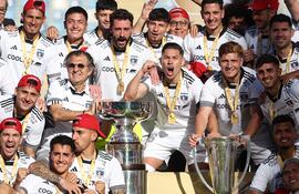 Los jugadores de Colo Colo festejan la conquista de la Supercopa de Chile 2024 en el estadio El Teniente, en Rancagua.