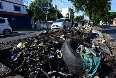 Basural quemado y maloliente en pleno paseo central de la avenida Defensores del Chaco, del lado de Asunción, en 4 Mojones.