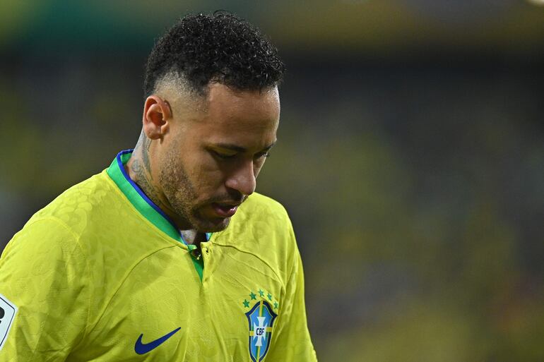 Neymar Jr de Brasil reacciona hoy, en un partido de las Eliminatorias Sudamericanas para la Copa Mundial de Fútbol 2026 entre Brasil y Venezuela en el estadio Arena Pantanal en Cuiabá (Brasil).