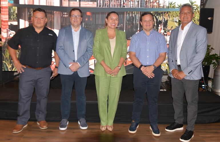 Aníbal Figueredo, Alex Losa, Angie Duarte, Ernesto Figueredo y Armando Ramírez.