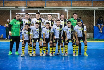 Deportivo Atenas, sigue de cerca al puntero Atlético La Merced, en el Grupo B de la Copa de Oro de fútbol de salón y de ganar tomará la vanguardia.