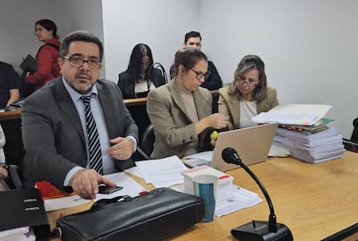 La odontóloga Lilia Espinoza (derecha) y la química farmacéutica Sandra Espinoza (de saco negro) con sus abogados en sala de juicios.