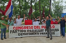 Miembros del Partido Paraguay Pyahura preparan el Congreso del Pueblo en Sapucái.