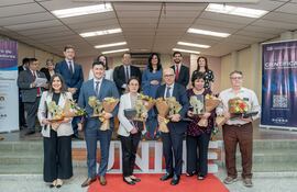 Entrega de galardones “Doña Nidia Sanabria”. En la imagen aparecen el Prof. Dr. Horacio Andrés Legal Ayala, la Prof. Dra. María Alexandra Vuyk Espínola (categoría: Investigador Nacional Destacado – Junior), el Dr. Diego Ariel Galeano Galeano (categoría: Investigador Internacional), el Dr. Francesc Pedró, la Dra. Laura Marés (categoría: Organización Destacada), la rectora de la Unibe, Dra. Sanie Romero de Velázquez y otros.