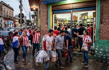 “El partido realmente hizo que la clientela se volcara toda hacia las bodegas”, afirmó Damián Fernández, presidente de la Asociación de Bodegueros del Paraguay. (Imagen creada por IA).