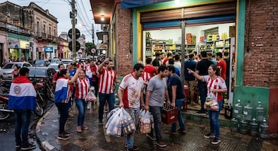 “El partido realmente hizo que la clientela se volcara toda hacia las bodegas”, afirmó Damián Fernández, presidente de la Asociación de Bodegueros del Paraguay. (Imagen creada por IA).
