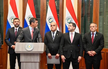 El vicepresidente Pedro Alliana; el presidente, Santiago Peña; el presidente del Congreso, Basilio "Bachi" Núñez; el titular de Diputado, Raúl Latorre y el contralor Camilo Benítez.