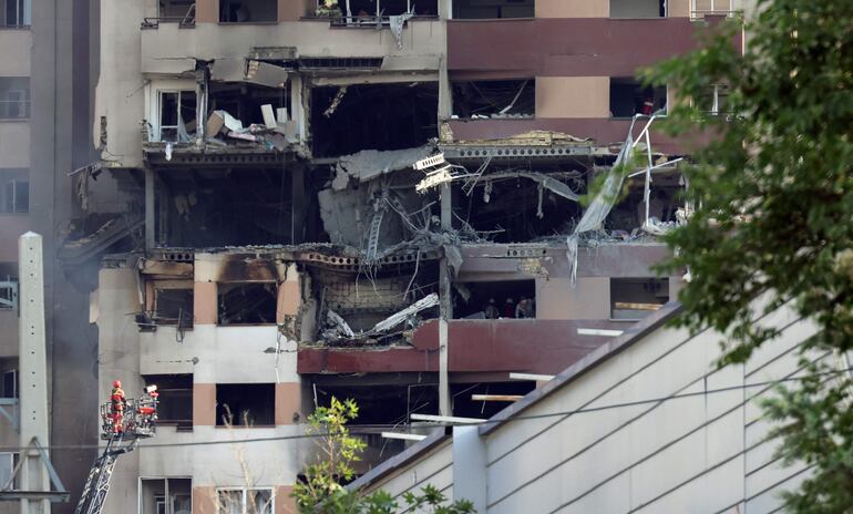 Un edificio dañado por el bombardeo israelí de anoche en Teherán.
