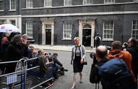 La nueva ministra del Interior de Gran Bretaña, Yvette Cooper, abandona el número 10 de Downing Street en Londres el 5 de julio de 2024 mientras se hacían los nombramientos del gabinete, un día después de que Gran Bretaña celebrara elecciones generales.