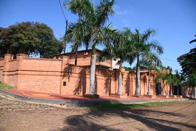 La constructora no detalló el precio de la muralla de ladrillo visto, vereda y otras terminaciones de la casa.