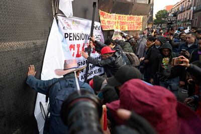 Integrantes de la Coordinadora Nacional de Trabajadores de la Educación (CNTE), se manifiestan este jueves afuera del Palacio Nacional de la Ciudad de México (México). Maestros de la Coordinadora Nacional de Trabajadores de la Educación (CNTE) intentaron derribar las vallas que rodean el Palacio Nacional, desde donde habitualmente la presidenta de México, Claudia Sheinbaum, ofrece sus conferencias de prensa matutinas y que es, además, su residencia.
